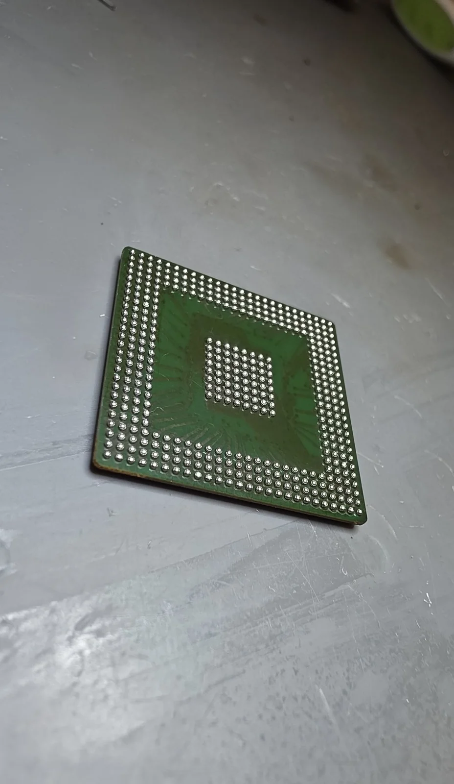 Processeur MPC5556 nécessitant un rebillage.
